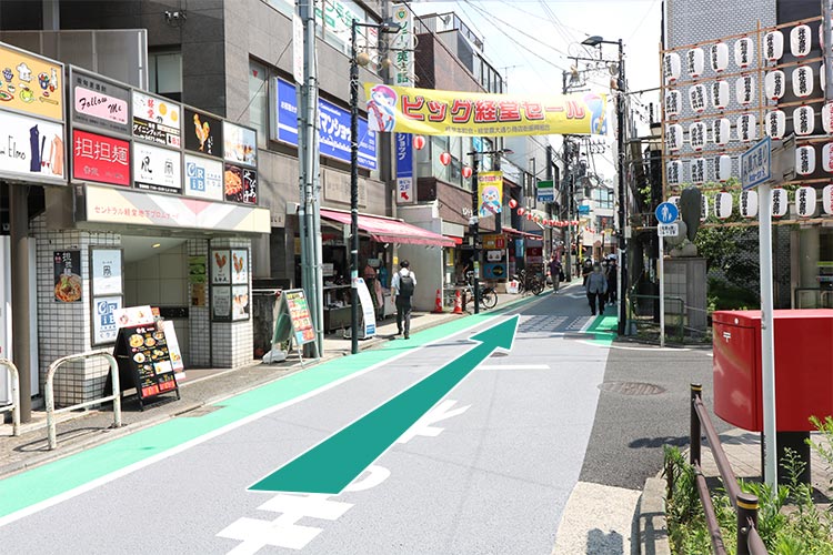 2,真ん中の通りをまっすぐ、道なりに進みます
